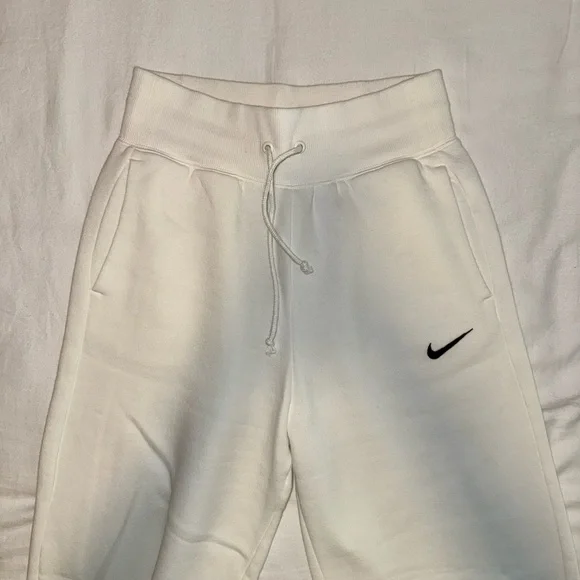 Nike Women’s Sportswear Phoenix Fleece High-Waisted Wide-Leg Sweatpants - Picture 4 of 7